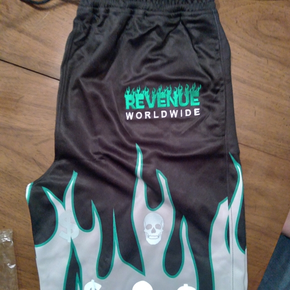 2 piece NEW Men's $REVENUE WORLDWIDE$ Shirt/Short set SIZES S-XXXL... - Picture 8 of 9